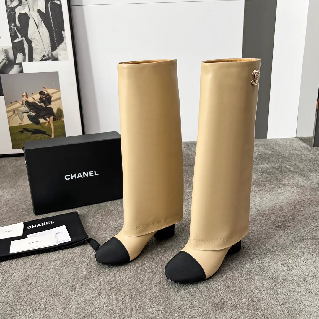 👟👟Ex-factory price 1000👟👟 High version of Chanel CHANEL, 🌞🌞🌞Xiaoxiang’s latest boots for autumn and winter 2025, a must-have item for this autumn and winter! ! Ms. Chanel loves simple yet irresistible combinations to show her unique style. Mix and match freely to shine⚡Follow Grandma’s fashion steps! ! ! The top-notch craftsmanship and texture are perfectly presented. No matter any details, you can compare them with the counters. The best quality products can be entered and exited from the counters at will! ! ❶Material: imported cowhide/sheep leather ❷Inner lining: cowhide lining ❸Foot pads: cowhide lining ❹Outsole: original Italian leather outsole ❺Heel height: 5.5cm ❻Boot shaft height: 15 inches ❼Number: 35-40 (40 and 41 are customized and non-refundable)